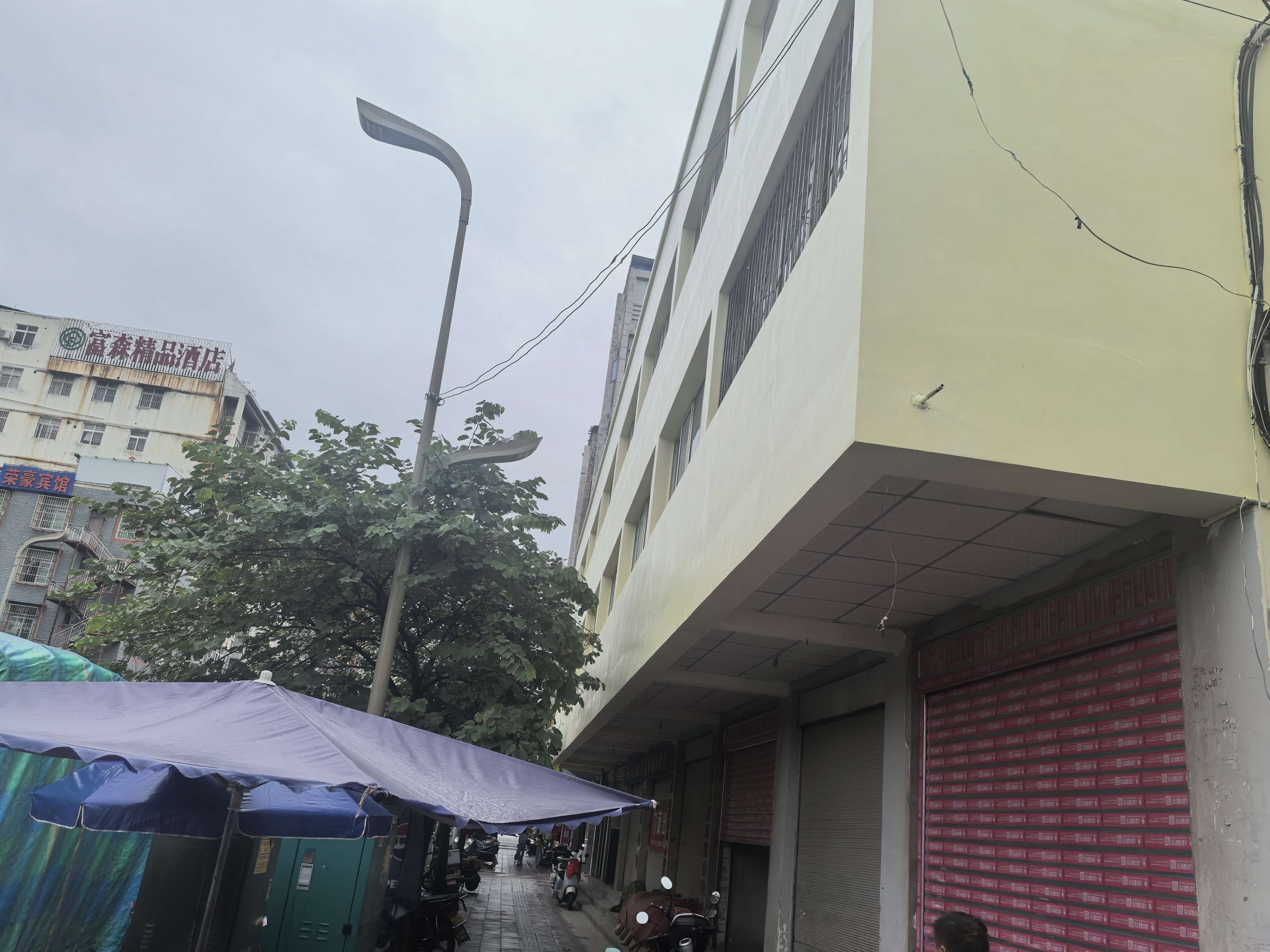 现有外墙、挑檐和底层店铺近景