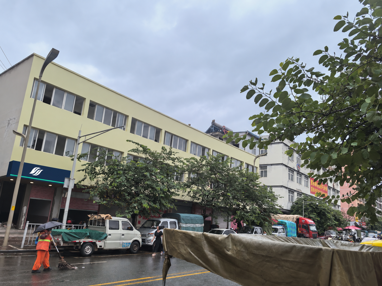 改造示意:在现有入口雨棚增加简洁品牌标识